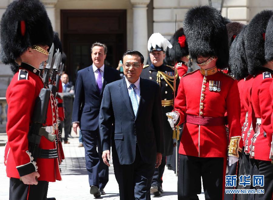6月17日，國(guó)務(wù)院總理李克強(qiáng)在倫敦唐寧街10號(hào)首相府同英國(guó)首相卡梅倫舉行中英總理年度會(huì)晤。這是會(huì)晤前，卡梅倫為李克強(qiáng)舉行隆重的歡迎儀式。新華社記者 龐興雷 攝
