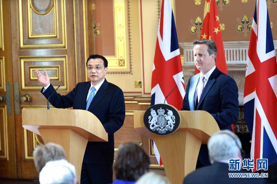 6月17日，中國(guó)國(guó)務(wù)院總理李克強(qiáng)同英國(guó)首相卡梅倫在倫敦舉行中英總理年度會(huì)晤后共同會(huì)見(jiàn)記者。新華社記者 李濤 攝  