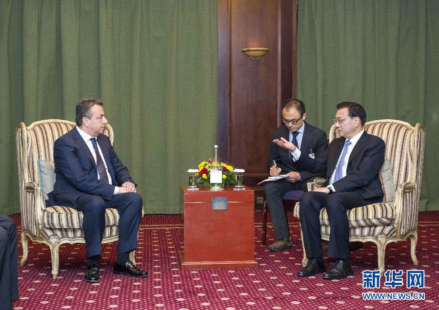 6月21日，國務院總理李克強在希臘克里特省首府伊拉克利翁會見省長阿爾納烏塔基斯。 新華社記者 王曄 攝