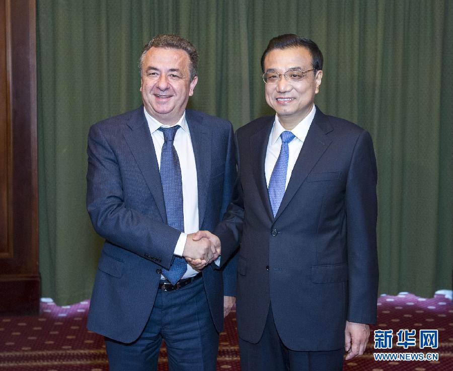 6月21日，國務院總理李克強在希臘克里特省首府伊拉克利翁會見省長阿爾納烏塔基斯。 新華社記者 王曄 攝