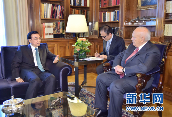 6月20日，國務(wù)院總理李克強在雅典總統(tǒng)府會見希臘總統(tǒng)帕普利亞斯。 新華社記者 李濤 攝