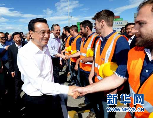 6月20日，國(guó)務(wù)院總理李克強(qiáng)與希臘總理薩馬拉斯共同考察中國(guó)遠(yuǎn)洋運(yùn)輸集團(tuán)比雷埃夫斯集裝箱碼頭。這是李克強(qiáng)和薩馬拉斯來(lái)到3號(hào)碼頭，同碼頭工人親切交流。新華社記者 李濤 攝 