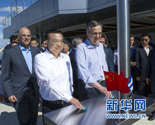 這是李克強(qiáng)與薩馬拉斯共同發(fā)出指令，一列滿載中國(guó)貨物的列車緩緩駛出比雷埃夫斯港，開(kāi)往中東歐目的地。新華社記者 王曄 攝