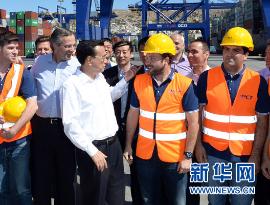 6月20日，國(guó)務(wù)院總理李克強(qiáng)與希臘總理薩馬拉斯共同考察中國(guó)遠(yuǎn)洋運(yùn)輸集團(tuán)比雷埃夫斯集裝箱碼頭。這是李克強(qiáng)和薩馬拉斯來(lái)到3號(hào)碼頭，同碼頭工人親切交流。新華社記者 李濤 攝