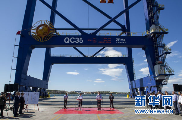 這是李克強(qiáng)和薩馬拉斯在3號(hào)碼頭發(fā)表講話。新華社記者 王曄 攝