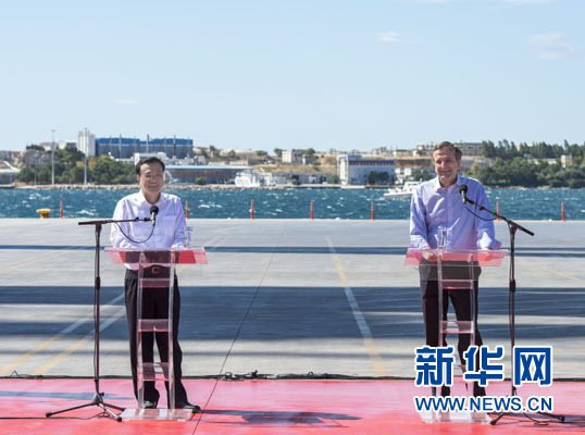 這是李克強(qiáng)和薩馬拉斯在3號(hào)碼頭發(fā)表講話。新華社記者 王曄 攝