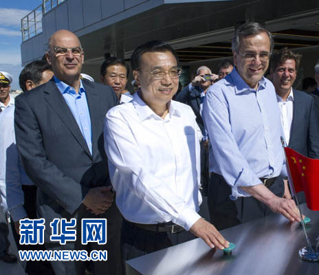 這是李克強(qiáng)與薩馬拉斯共同發(fā)出指令，一列滿載中國(guó)貨物的列車緩緩駛出比雷埃夫斯港，開(kāi)往中東歐目的地。新華社記者 王曄 攝