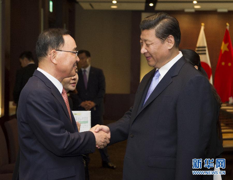 7月4日，國(guó)家主席習(xí)近平在首爾會(huì)見(jiàn)韓國(guó)總理鄭烘原。 新華社記者謝環(huán)馳攝  