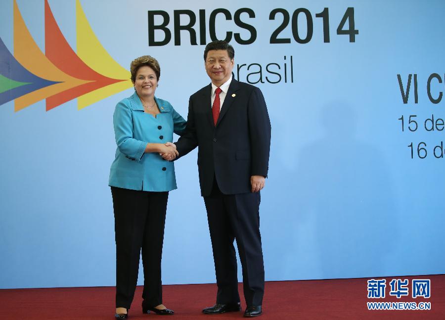 7月15日，國家主席習(xí)近平在巴西福塔萊薩出席金磚國家領(lǐng)導(dǎo)人第六次會晤。這是巴西總統(tǒng)羅塞夫迎接習(xí)近平主席。 新華社記者 蘭紅光 攝 