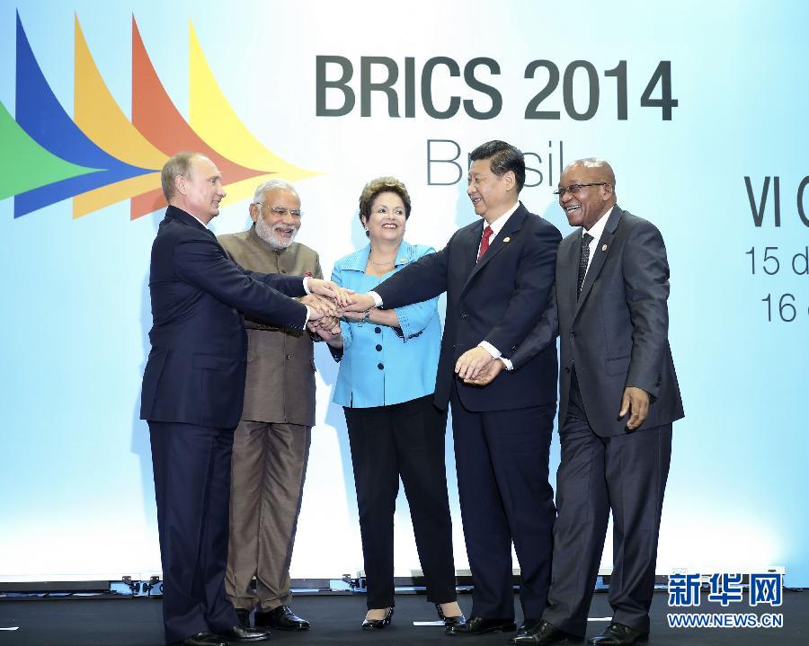 7月15日，國家主席習(xí)近平在巴西福塔萊薩出席金磚國家領(lǐng)導(dǎo)人第六次會晤。這是金磚國家領(lǐng)導(dǎo)人集體合影。 新華社記者蘭紅光攝 