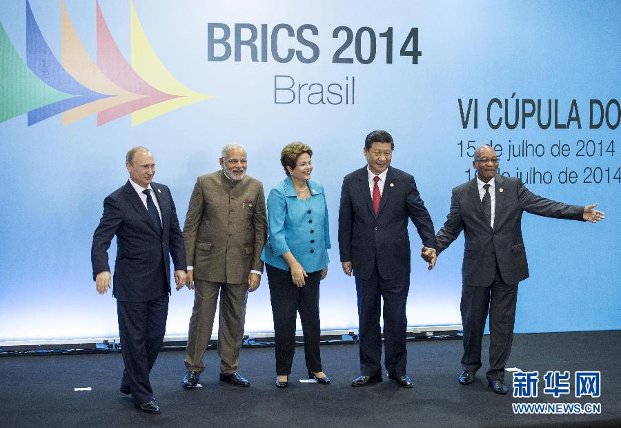 7月15日，國家主席習(xí)近平在巴西福塔萊薩出席金磚國家領(lǐng)導(dǎo)人第六次會晤。這是金磚國家領(lǐng)導(dǎo)人集體合影。 新華社記者王曄攝  