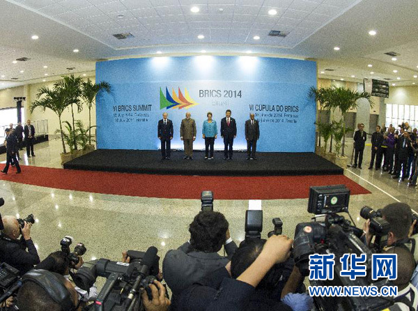 7月15日，國家主席習(xí)近平在巴西福塔萊薩出席金磚國家領(lǐng)導(dǎo)人第六次會晤。這是金磚國家領(lǐng)導(dǎo)人集體合影。 新華社記者王曄攝