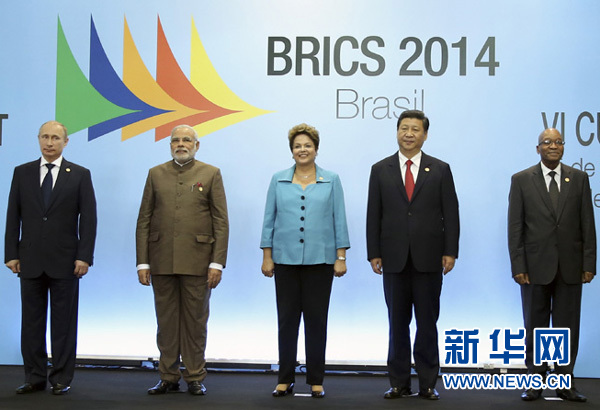  7月15日，國家主席習(xí)近平在巴西福塔萊薩出席金磚國家領(lǐng)導(dǎo)人第六次會晤。這是金磚國家領(lǐng)導(dǎo)人集體合影。 新華社記者蘭紅光攝