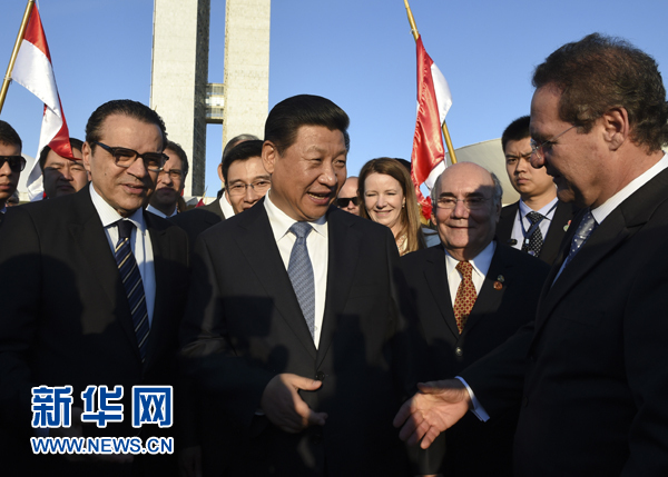 7月16日，國家主席習(xí)近平在巴西利亞會(huì)見巴西參議長卡列羅斯（前右）和眾議長阿爾維斯（前左）。 新華社記者 李學(xué)仁 攝 