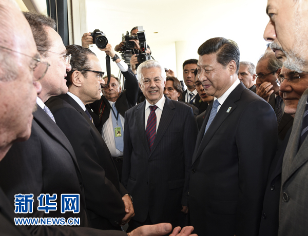 7月16日，國家主席習(xí)近平在巴西利亞會(huì)見巴西參議長卡列羅斯和眾議長阿爾維斯。這是兩院議長迎接習(xí)近平主席，并介紹議員代表。 新華社記者李學(xué)仁 攝 