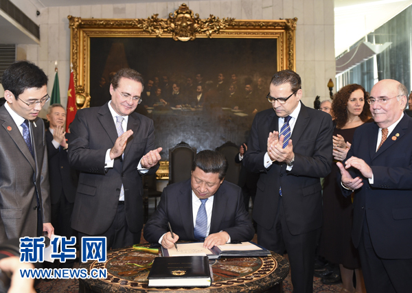 7月16日，國家主席習(xí)近平在巴西利亞會(huì)見巴西參議長卡列羅斯（前排左二）和眾議長阿爾維斯（前排右二）。這是習(xí)近平應(yīng)邀為參眾兩院題詞。新華社記者 李學(xué)仁 攝 