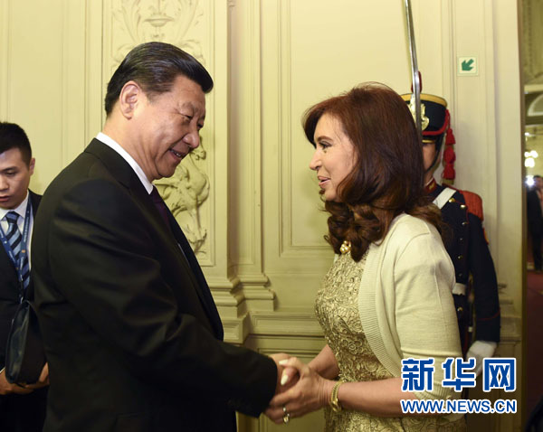 當?shù)貢r間7月18日，國家主席習近平在布宜諾斯艾利斯同阿根廷總統(tǒng)克里斯蒂娜舉行會談。這是會談開始前，克里斯蒂娜在總統(tǒng)府為習近平舉行隆重歡迎儀式。新華社記者 李學仁 攝