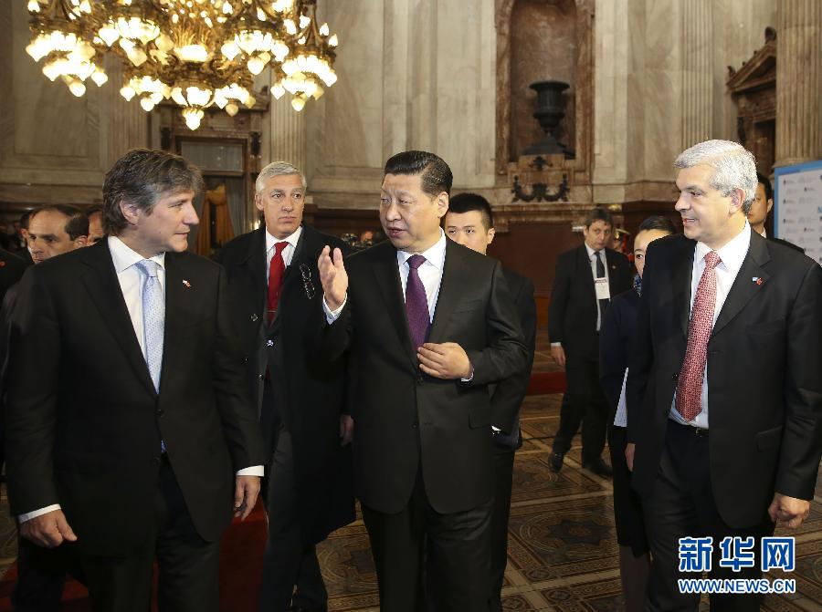 當(dāng)?shù)貢r間7月19日，國家主席習(xí)近平在布宜諾斯艾利斯會見阿根廷副總統(tǒng)兼參議長布杜（前左）和眾議長多明格斯（前右）。 新華社記者丁林?jǐn)z 