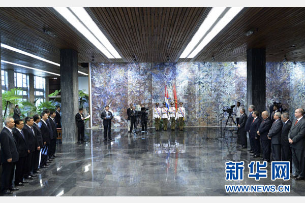 當(dāng)?shù)貢r(shí)間7月22日，國(guó)家主席習(xí)近平在哈瓦那接受古巴政府授予的&ldquo;何塞&middot;馬蒂&rdquo;勛章。古巴國(guó)務(wù)委員會(huì)主席兼部長(zhǎng)會(huì)議主席勞爾&middot;卡斯特羅為習(xí)近平佩戴勛章。新華社記者馬占成攝