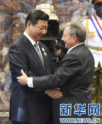 當(dāng)?shù)貢r(shí)間7月22日，國(guó)家主席習(xí)近平在哈瓦那接受古巴政府授予的&ldquo;何塞&middot;馬蒂&rdquo;勛章。古巴國(guó)務(wù)委員會(huì)主席兼部長(zhǎng)會(huì)議主席勞爾&middot;卡斯特羅為習(xí)近平佩戴勛章。新華社記者馬占成攝