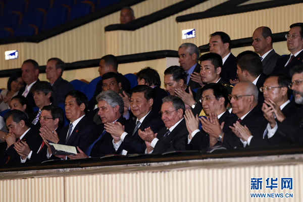      出當(dāng)?shù)貢r(shí)間7月22日，國(guó)家主席習(xí)近平在哈瓦那與古巴國(guó)務(wù)委員會(huì)主席兼部長(zhǎng)會(huì)議主席勞爾&middot;卡斯特羅共同觀看中古芭蕾舞聯(lián)合演出。新華社記者李學(xué)仁攝 