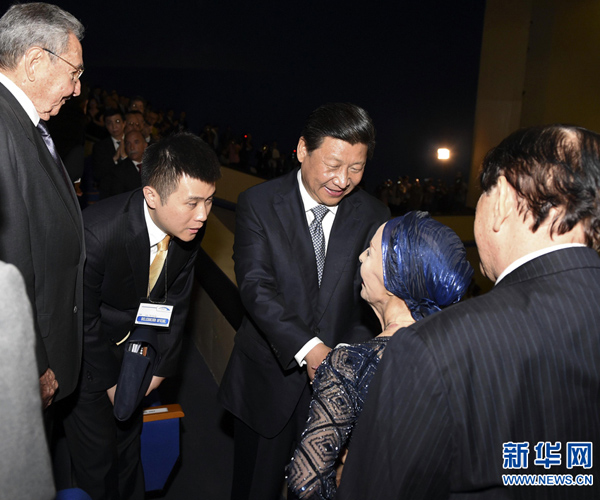     當(dāng)?shù)貢r(shí)間7月22日，國(guó)家主席習(xí)近平在哈瓦那與古巴國(guó)務(wù)委員會(huì)主席兼部長(zhǎng)會(huì)議主席勞爾&middot;卡斯特羅共同觀看中古芭蕾舞聯(lián)合演出。新華社記者李學(xué)仁攝 