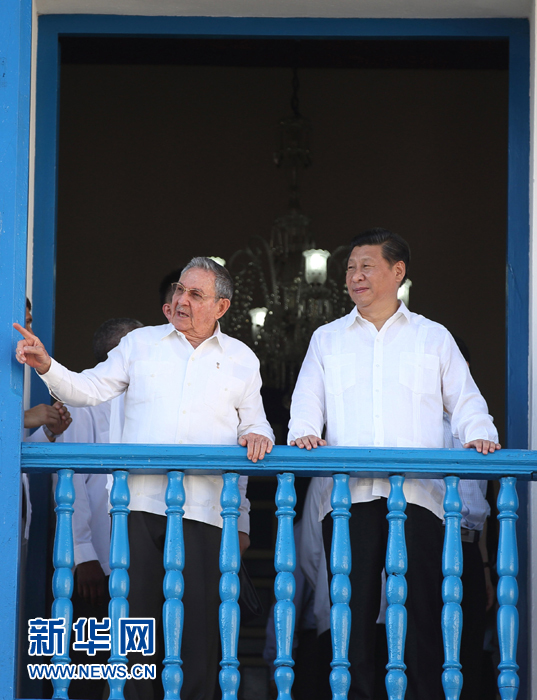 這是習(xí)近平在勞爾陪同下參觀圣地亞哥市政府時(shí)一同走上二層陽臺(tái)。1959年1月1日，菲德爾&middot;卡斯特羅就是站在這里宣布古巴革命勝利。新華社記者蘭紅光 攝 