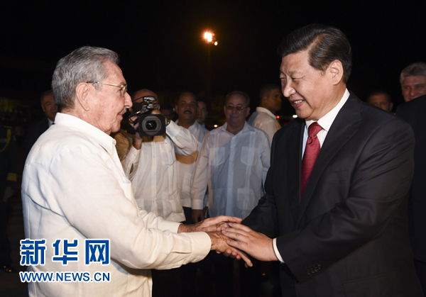 當(dāng)?shù)貢r(shí)間7月23日，國(guó)家主席習(xí)近平結(jié)束對(duì)古巴的訪問，離開圣地亞哥，啟程回國(guó)。這是古巴國(guó)務(wù)委員會(huì)主席兼部長(zhǎng)會(huì)議主席勞爾&middot;卡斯特羅到機(jī)場(chǎng)為習(xí)近平送行。新華社記者 李學(xué)仁 攝 