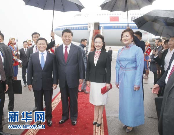 8月21日，國(guó)家主席習(xí)近平抵達(dá)烏蘭巴托，開始對(duì)蒙古國(guó)進(jìn)行國(guó)事訪問。習(xí)近平和夫人彭麗媛在機(jī)場(chǎng)受到蒙古國(guó)總理阿勒坦呼亞格夫婦熱情迎接。新華社記者鞠鵬攝 