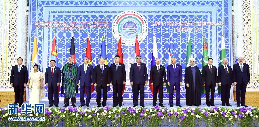 9月12日，上海合作組織成員國元首理事會第十四次會議在塔吉克斯坦首都杜尚別舉行。國家主席習(xí)近平出席會議并發(fā)表重要講話。這是與會成員國元首、觀察員國領(lǐng)導(dǎo)人或代表、主席國客人以及有關(guān)國際和地區(qū)組織代表集體合影。新華社記者李濤攝 