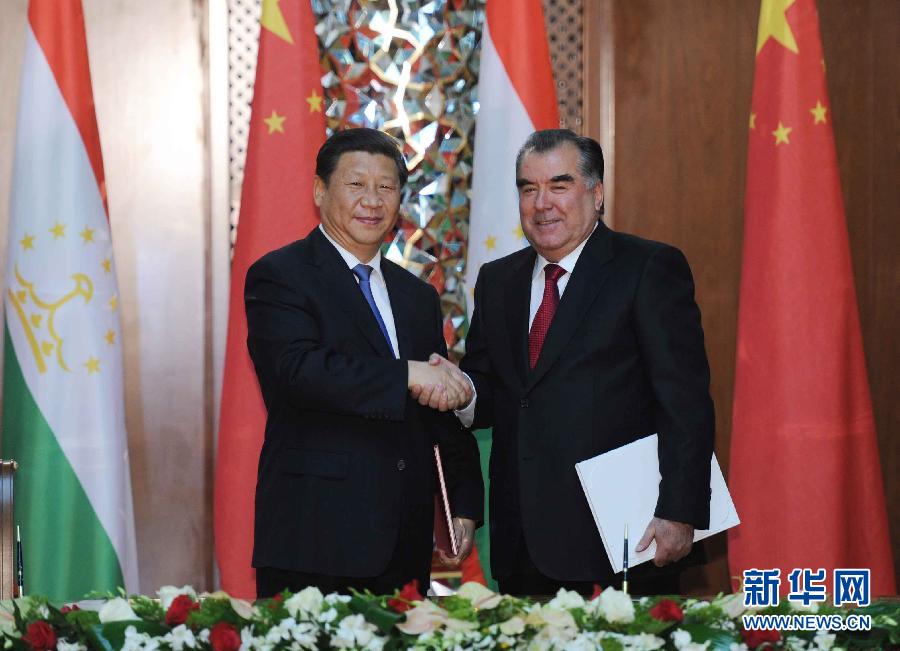 9月13日，國(guó)家主席習(xí)近平和塔吉克斯坦總統(tǒng)拉赫蒙在杜尚別共同簽署《中塔關(guān)于進(jìn)一步發(fā)展和深化戰(zhàn)略伙伴關(guān)系的聯(lián)合宣言》。新華社記者謝環(huán)馳攝 