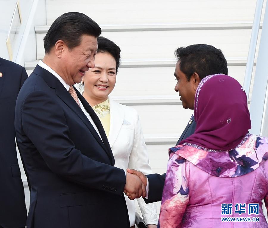 9月14日，國家主席習(xí)近平抵達(dá)馬累，開始對馬爾代夫進(jìn)行國事訪問。習(xí)近平和夫人彭麗媛在機(jī)場受到馬爾代夫總統(tǒng)亞明夫婦的熱情迎接。 新華社記者 馬占成 攝