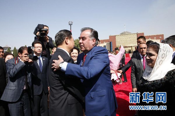 9月14日，國(guó)家主席習(xí)近平結(jié)束對(duì)塔吉克斯坦的國(guó)事訪問(wèn)，乘坐專機(jī)離開杜尚別。拉赫蒙總統(tǒng)夫婦專程到機(jī)場(chǎng)為習(xí)近平和夫人彭麗媛送行。新華社記者 鞠鵬 攝 