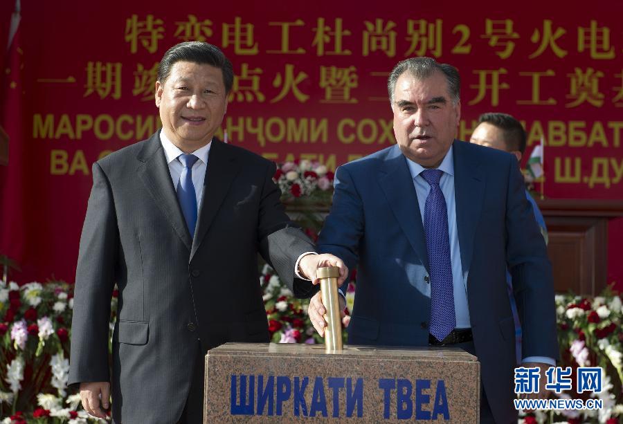 9月13日，國家主席習(xí)近平和塔吉克斯坦總統(tǒng)拉赫蒙在杜尚別共同出席中塔兩國重大合作項目&mdash;&mdash;杜尚別2號熱電廠一期工程竣工儀式、二期工程開工儀式。這是習(xí)近平和拉赫蒙一同將裝有兩國元首簽名二期工程奠基紀(jì)念頁的金色金屬管放入水泥墩中。 新華社記者黃敬文攝 