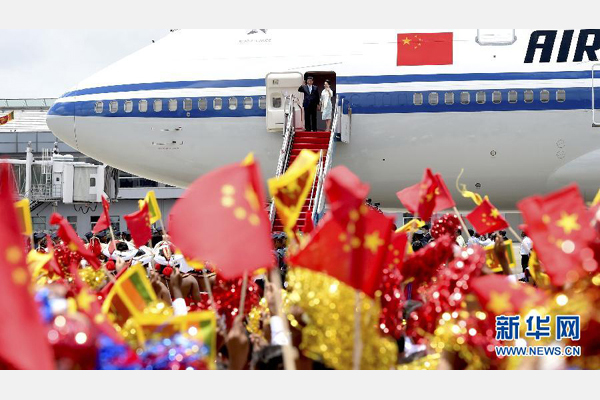 9月16日，國家主席習近平抵達科倫坡，開始對斯里蘭卡進行國事訪問。這是習近平和夫人彭麗媛向歡迎群眾揮手致意。 新華社記者馬占成攝 