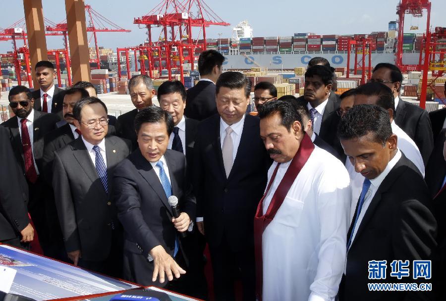 9月17日，國家主席習(xí)近平在斯里蘭卡總統(tǒng)拉賈帕克薩陪同下，考察中斯重要合作項(xiàng)目&mdash;&mdash;科倫坡港南集裝箱碼頭。 新華社記者 鞠鵬 攝