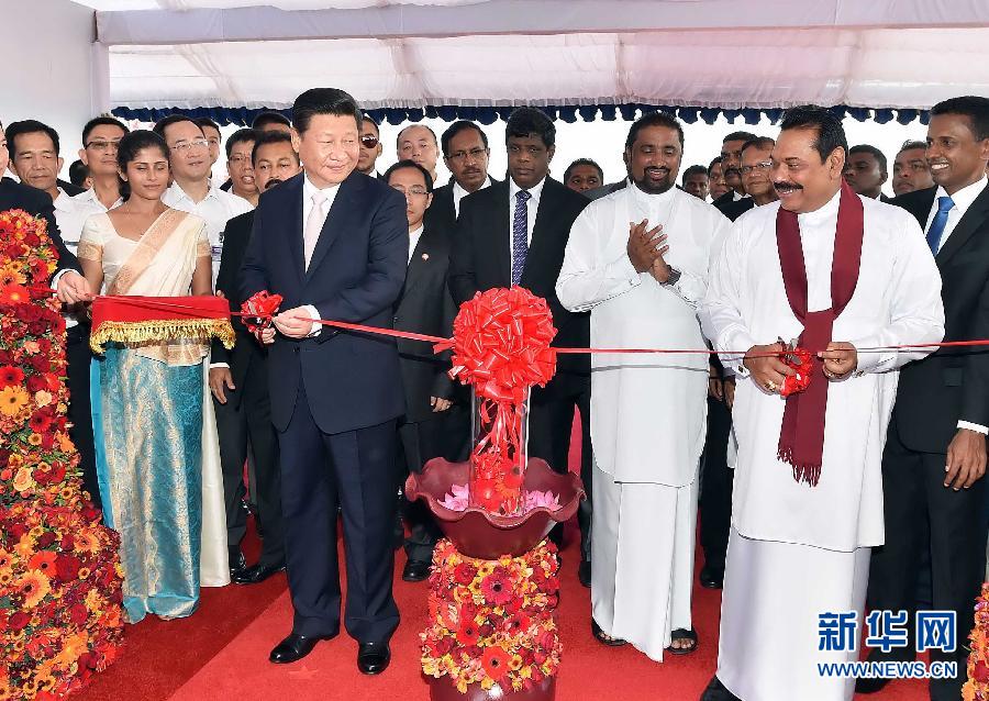 9月17日，國家主席習(xí)近平在斯里蘭卡總統(tǒng)拉賈帕克薩陪同下考察中斯港口合作項(xiàng)目。這是習(xí)近平和拉賈帕克薩為港口城開工剪彩。 新華社記者李濤 攝