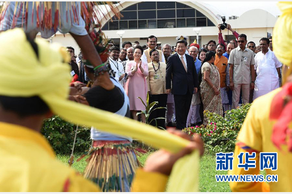 9月17日，國家主席習(xí)近平抵達(dá)古吉拉特邦艾哈邁達(dá)巴德市，開始對印度進(jìn)行國事訪問。這是印度青年跳起古吉拉特邦傳統(tǒng)舞蹈，歡迎習(xí)近平和夫人彭麗媛。新華社記者 馬占成 攝