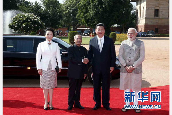 9月18日，國家主席習(xí)近平出席印度總統(tǒng)慕克吉在總統(tǒng)府舉行的隆重歡迎儀式。這是儀式前，習(xí)近平與慕克吉親切握手。 新華社記者 鞠鵬 攝