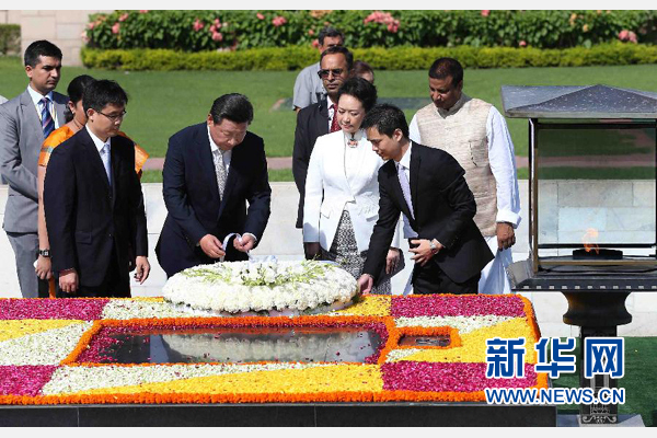 9月18日，國家主席習(xí)近平和夫人彭麗媛在新德里向甘地墓敬獻(xiàn)花圈。 新華社記者 龐興雷 攝