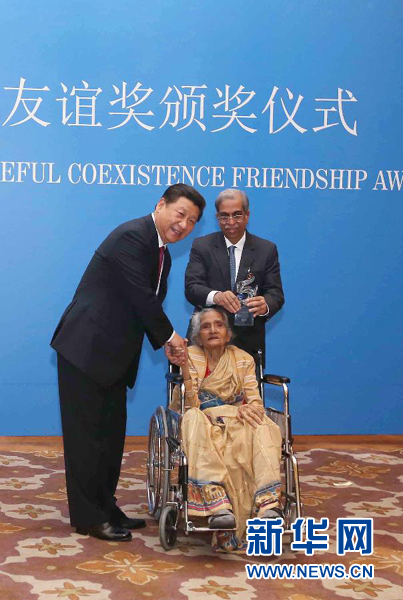 9月19日，國家主席習近平在新德里會見印度友好人士、友好團體代表，并頒發(fā)和平共處五項原則友誼獎，表彰他們長期致力于中印友好事業(yè)。新華社記者龐興雷攝 