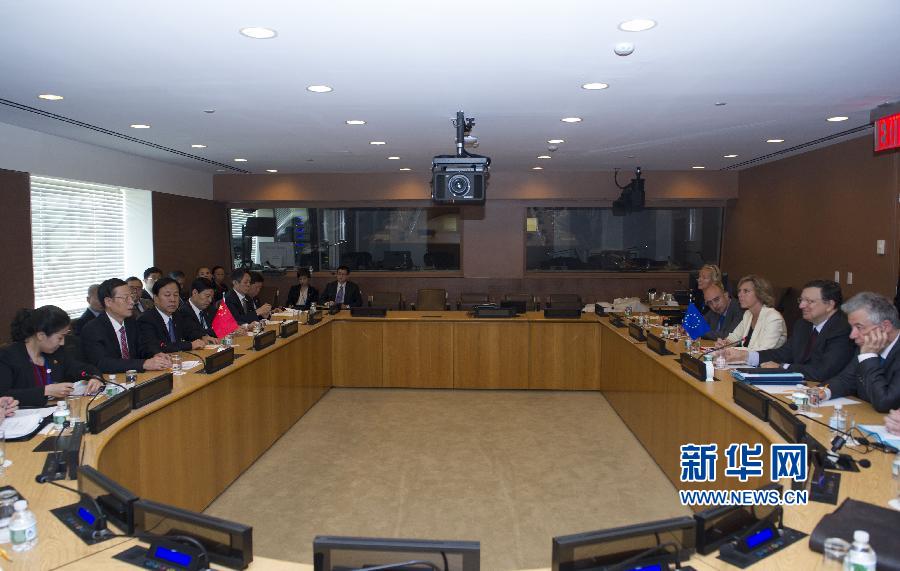  9月23日，正在紐約出席聯(lián)合國(guó)氣候峰會(huì)的國(guó)家主席習(xí)近平特使、國(guó)務(wù)院副總理張高麗在紐約聯(lián)合國(guó)總部會(huì)見歐盟委員會(huì)主席巴羅佐。新華社記者 王曄 攝 