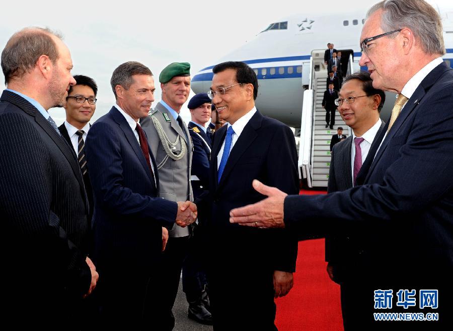 10月9日，國(guó)務(wù)院總理李克強(qiáng)抵達(dá)柏林開(kāi)始對(duì)德國(guó)進(jìn)行正式訪問(wèn)。德國(guó)政府高級(jí)官員到機(jī)場(chǎng)迎接。 新華社記者 饒愛(ài)民 攝