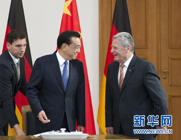 10月10日，國務(wù)院總理李克強在柏林會見德國總統(tǒng)高克。這是李克強總理與高克總統(tǒng)親切交談。 新華社記者 王曄 攝 