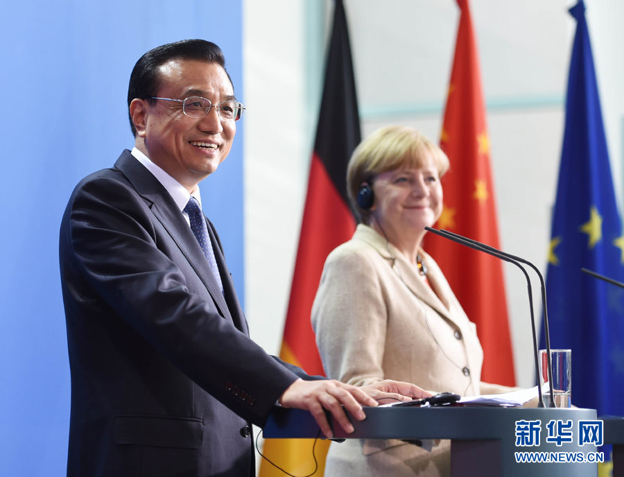 10月10日，國務院總理李克強在柏林與德國總理默克爾圓滿結(jié)束第三輪中德政府磋商后共同會見記者。 新華社記者 李學仁 攝 