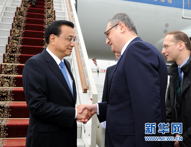 10月12日，中國國務院總理李克強乘專機抵達莫斯科，開始對俄羅斯進行正式訪問并舉行中俄總理第十九次定期會晤。俄羅斯聯(lián)邦政府高級官員到機場迎接李克強總理。新華社記者 饒愛民 攝