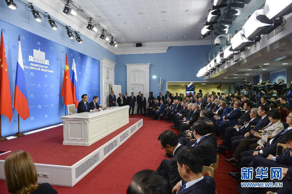 10月13日，國務院總理李克強在莫斯科與俄羅斯總理梅德韋杰夫圓滿結(jié)束中俄總理第十九次定期會晤后共同會見記者。 新華社記者李學仁攝