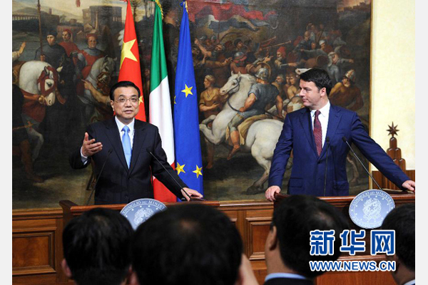 10月14日，中國(guó)國(guó)務(wù)院總理李克強(qiáng)與意大利總理倫齊在羅馬舉行會(huì)談后共同會(huì)見(jiàn)記者。 新華社記者 饒愛(ài)民 攝 