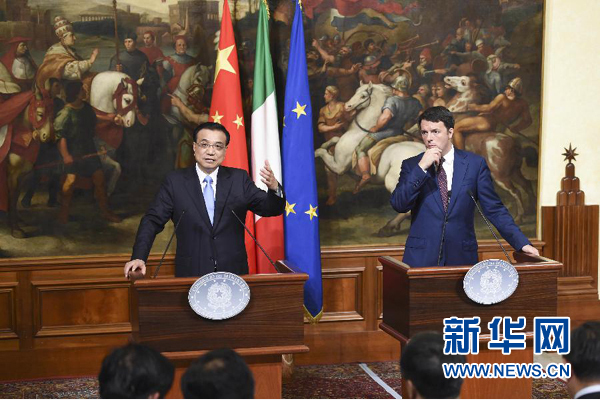10月14日，國(guó)務(wù)院總理李克強(qiáng)在羅馬與意大利總理倫齊舉行會(huì)談后共同會(huì)見(jiàn)記者。 新華社記者 李學(xué)仁 攝