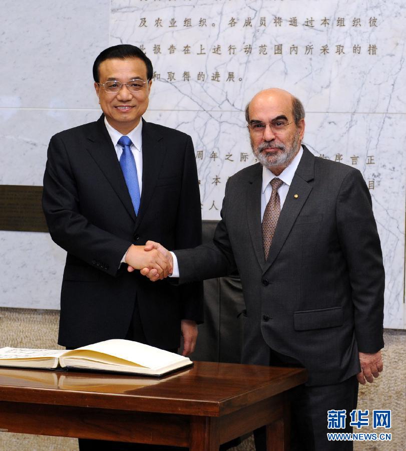10月15日，中國國務(wù)院總理李克強(qiáng)在羅馬會(huì)見聯(lián)合國糧農(nóng)組織總干事格拉齊亞諾。 新華社記者 饒愛民 攝